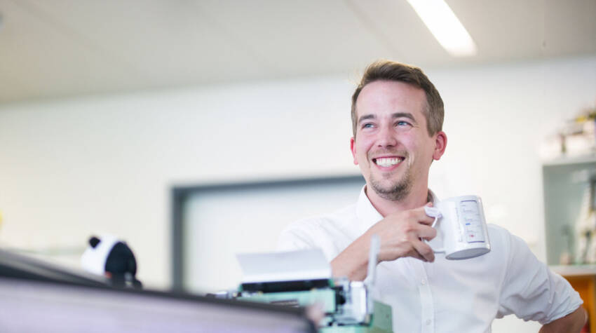 Der Azure-Cloud-Architect blickt zu­ver­sicht­lich in die Zukunft bzw. die Ferne.